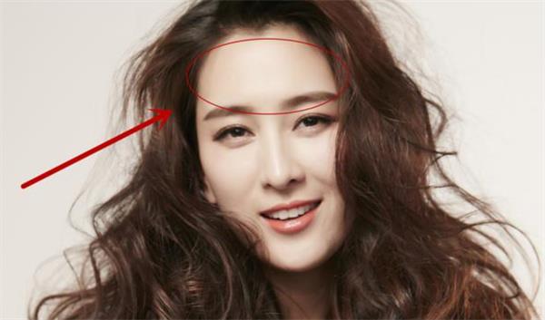 女人额头宽窄和头发稀疏与姻缘的关系 什么样额头的女人有好姻缘