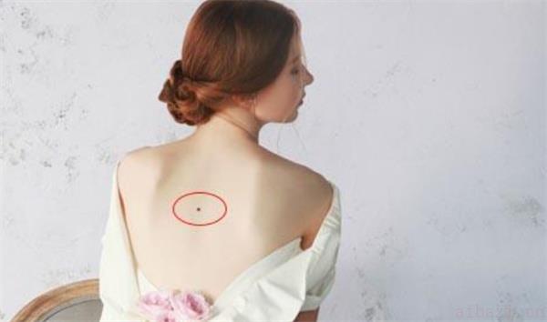 背上有痣的女人好不好 女人背后有痣代表什么