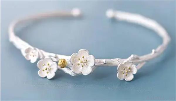 银手镯能旺桃花并辟邪增运吗 招桃花戴什么饰品