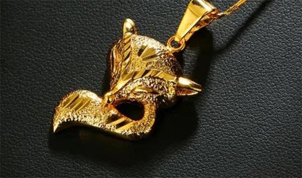 简述黄金狐狸吊坠的功效 男生戴黄金狐狸可不可以旺姻缘